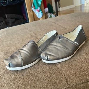 Toms women’s shoes size 9 NWOT